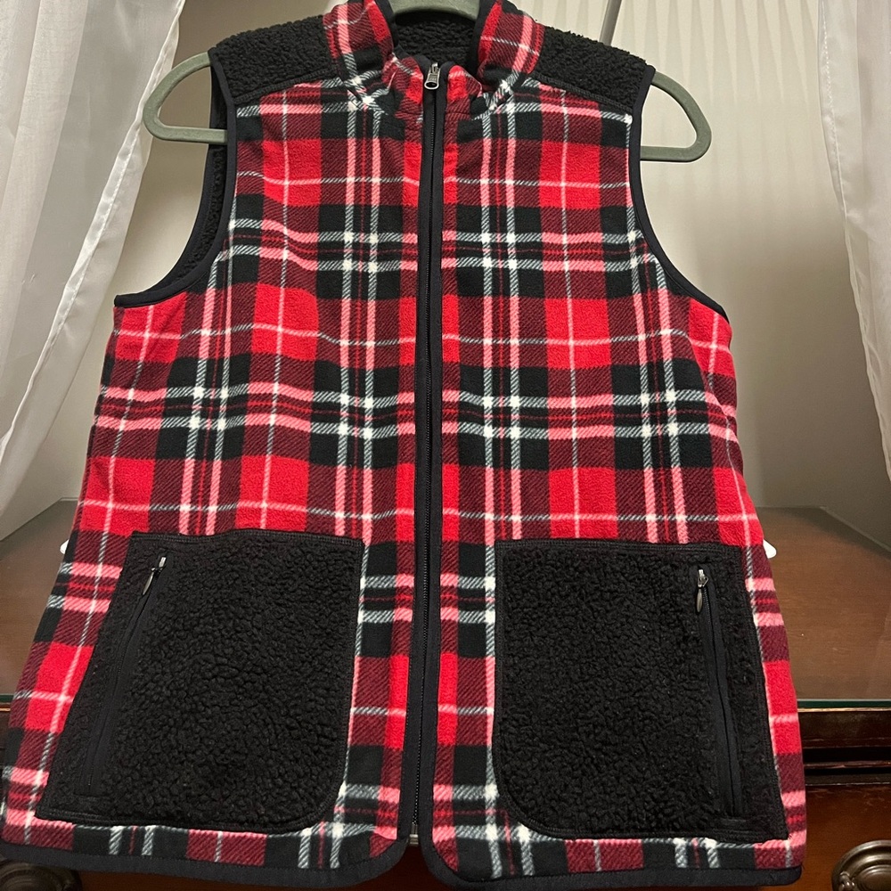 EUC Reversible Women's Size Small Black, White, and Red Plaid Fleece Zip Up Vest